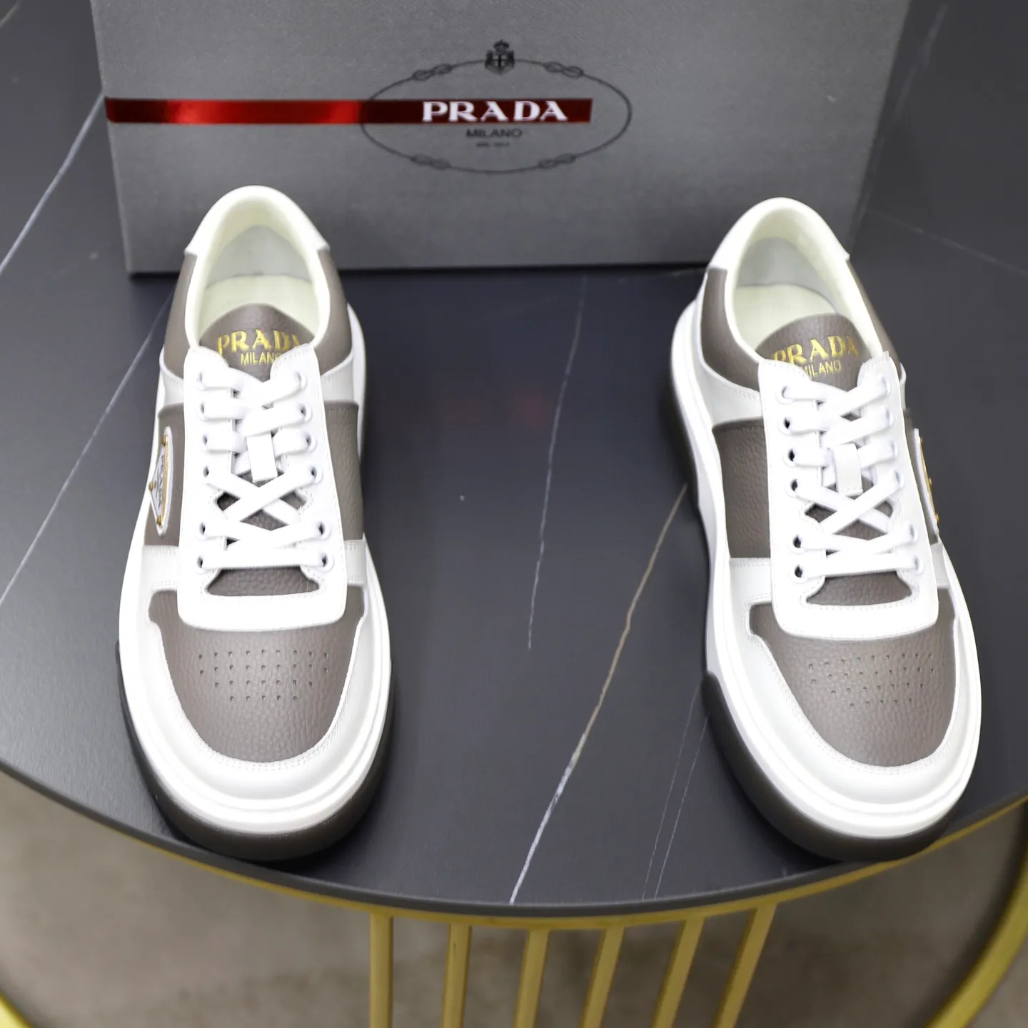 Factory price: 720💰Top original order Brand: PRADA (Prada) Standard code: Men's size 38/44 (45 can be customized) Grade: Same as the official website Material: Original cowhide stitching imported cowhide lining Original combination two-color wear-resistant soft outsole Style category: Leisure and sports version Young fashion European and American trend British style Color: Actual picture color